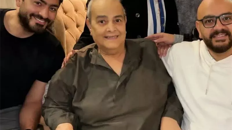 آخر صورة تجمع والد تامر حسني بأسرته قبل وفاته.. ظهور مؤثر يتصدر مواقع التواصل
