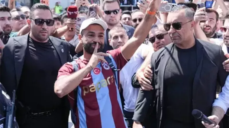 تامر حسني يعبر عن فخره بمحمد صلاح بعد الانتقال إلى طرابزون سبور 