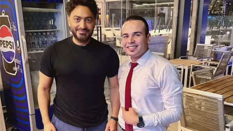 بملامح حزينه.. أول ظهور لتامر حسني بعد وفاة والده في أحد المطاعم