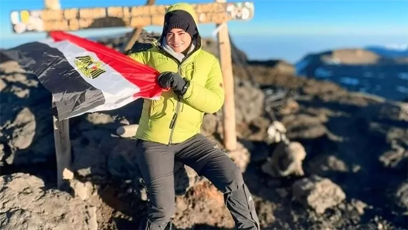بعد تحدي أسماء جلال.. فنانون خاضوا مغامرات استثنائية