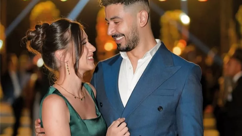 بصورة رومانسية محمد أنور يحتفل بعيد زواجه 