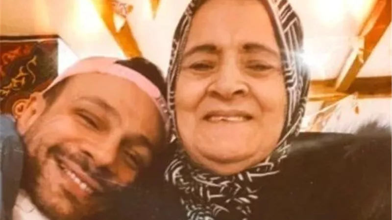أكرم حسني يعني والدة الفنان محمد عطية