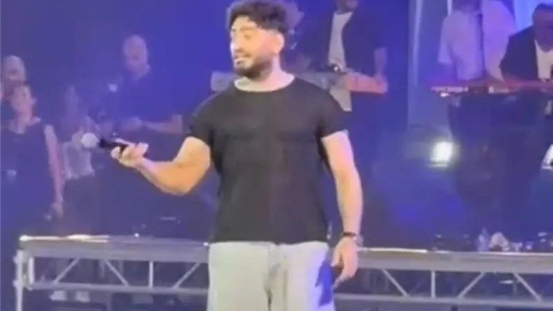 جمهور تامر حسني يردد معه كلمات اغنية 