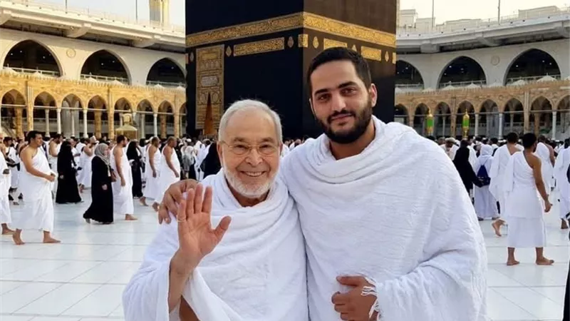 شمس البارودي تستعيد ذكرياتها مع حسن يوسف ونجلهما عبدالله أمام الكعبة