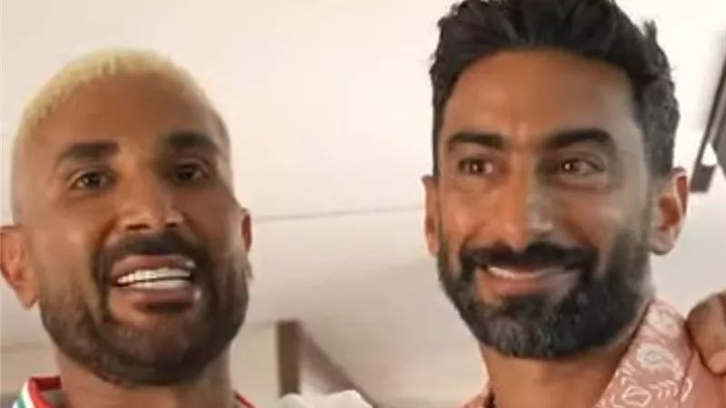 لقاء عفوي بين أحمد سعد وأنس بوخش قبل حفله في الساحل