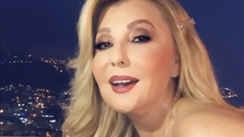الفنانة نادية الجندي تخطف الأنظار بإطلالة شبابية جديدة 