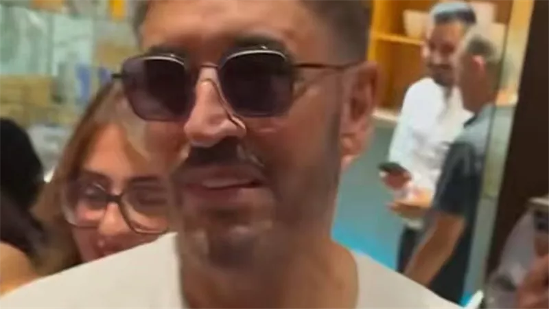 حبيبنا يا أبو وسام.. التفاف المعجبات حول كاظم الساهر