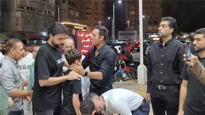 بدء عزاء زوجة الفنان حسن عيد بحضور عدد من نجوم الفن