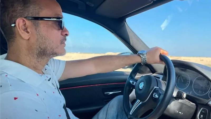 عينه فلقت الـ BMW.. مصطفى عباس يتعرض لحادث بعد كومنت حاقد من متابع 