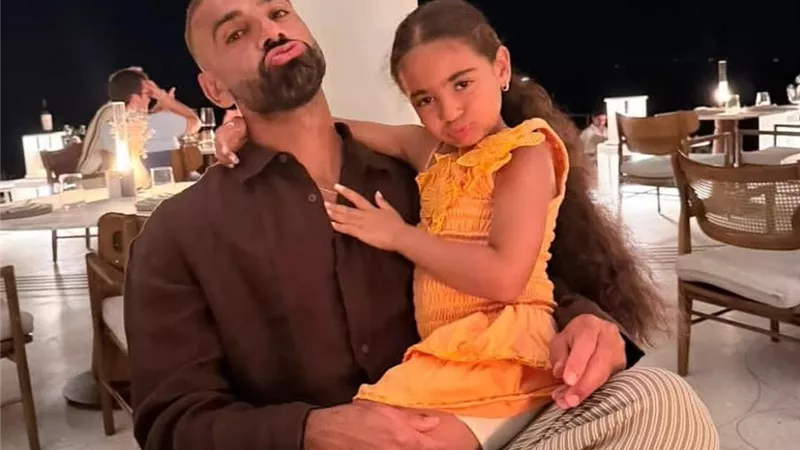 بعد قدوم مولوده ليل.. صلاح يستمتع بوقته مع بناته مكة وكيان