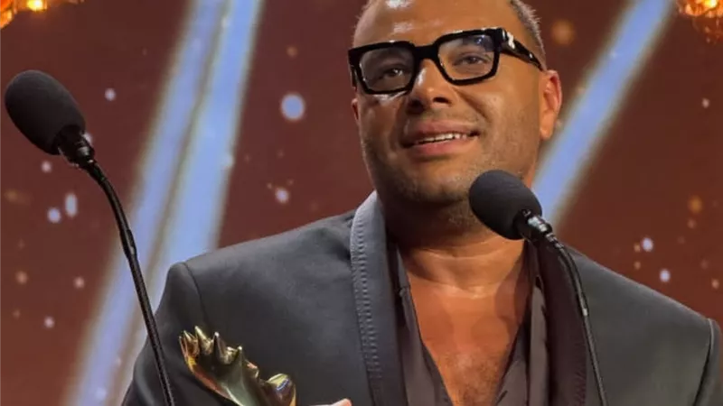 تامر حسني يهنيء رامي صبري على جائزة نجم الغناء العربي من موركس دور 