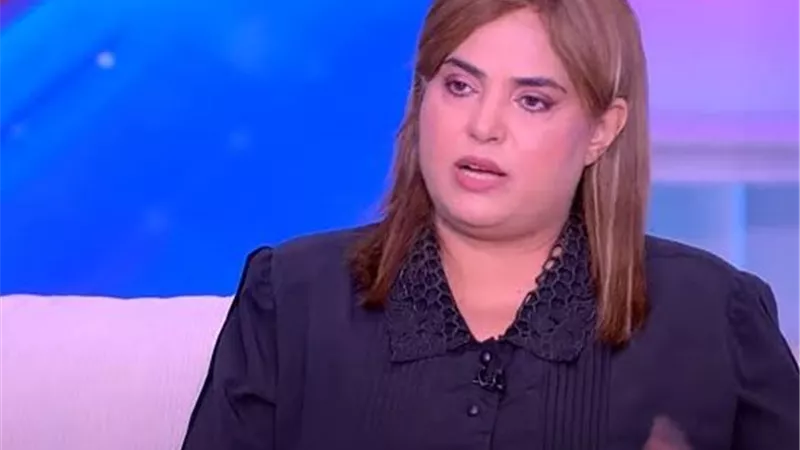 بسبب ديدان في الأكل.. وفاء مكي تحرر محضر ضد مطعم دجاج شهير 