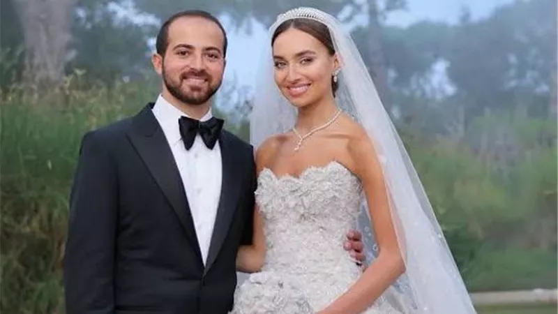الفنان أحمد سعد يمازح جوليا بطرس: «أغني التفاهة دي إزاي؟»