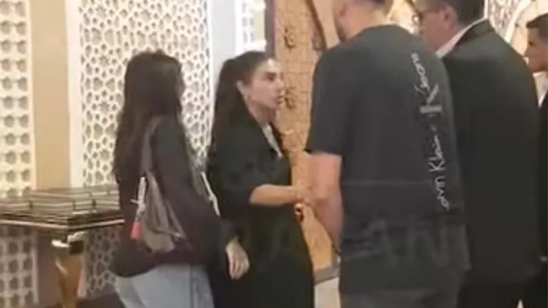لحظة وصول روجينا وابنتها لتقديم واجب العزاء في زوجة أيمن سلامة 