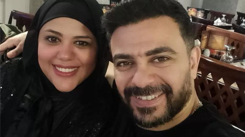 كريم الحسيني يستغيث بدعوات الجمهور لزوجته: “كل فترة بنكتشف حاجة جديدة”