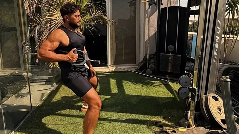 أنا بتمرن عادي.. تامر حسني يحسم الجدل حول مشاركته في فيلم أكشن جديد