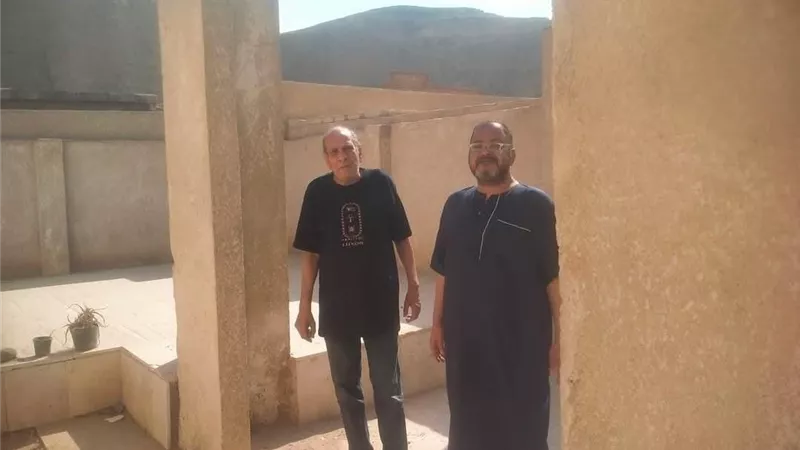 منير مكرم يوجه الشكر لأشرف زكي بعد ترميم مدفن نقابة المهن التمثيلية