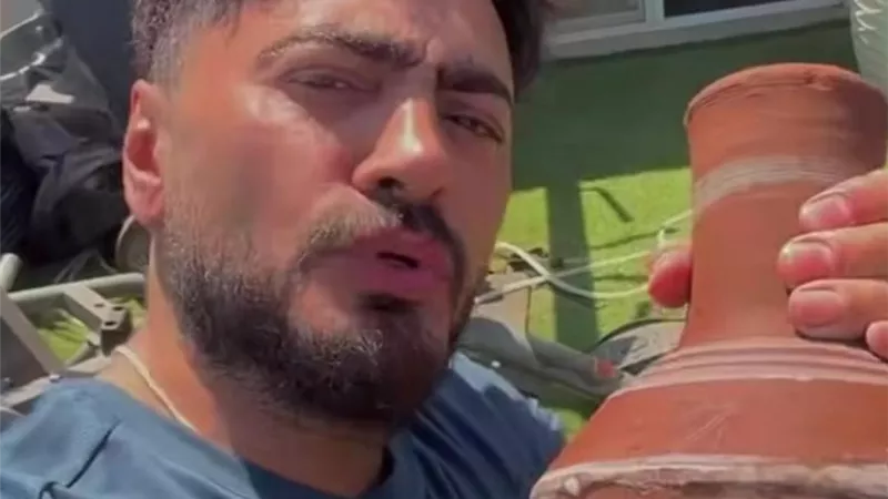 تامر حسني ينصح الشباب بشرب الماء في زجاج أو قلة