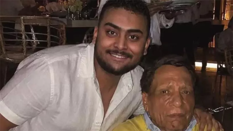 حقيقة ظهور عادل إمام بكرسي متحرك.. صورة تثير الجدل