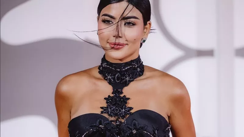 كارولين عزمي تخطف الأنظار على ريد كاربت مهرجان فينيسيا السينمائي