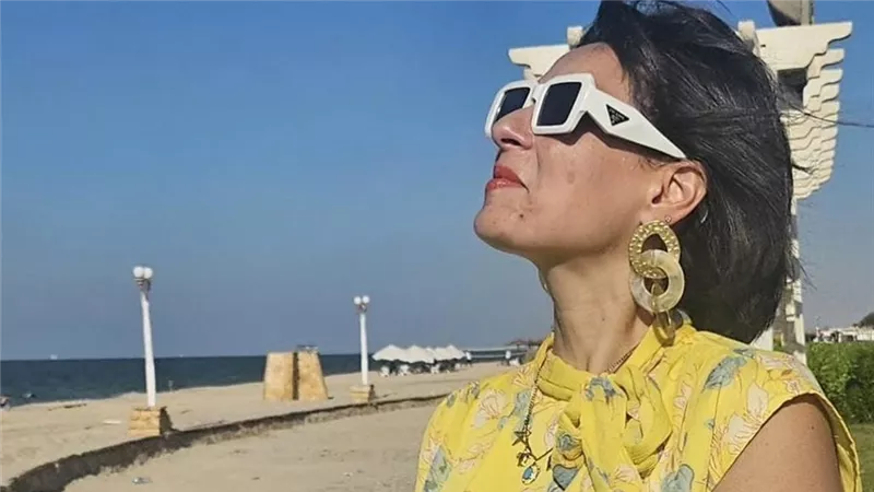 جمال وهدوء.. نورهان تتألق بإطلالة صيفية من أجواء البحر