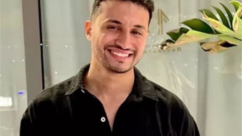مصطفى عماد يحتفل بعيد ميلاده بتورتة تحمل أبرز أعماله الفنية