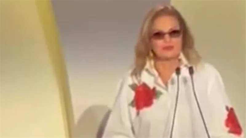 يسرا تشيد بتكريم منى زكي بجائزة الإنجاز الإبداعي وتكشف سر تميزها
