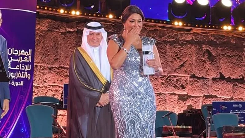 بكاء وفاء عامر لحظة تكريمها بمهرجان الإذاعة والتليفزيون بقرطاج