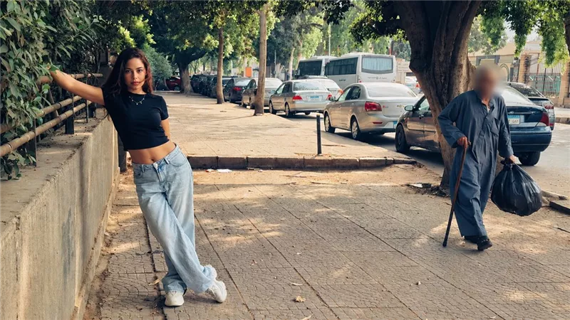 مش شايفين غيره.. رجل بسيط يخطف الأضواء من غفران محمد في أحدث صورها