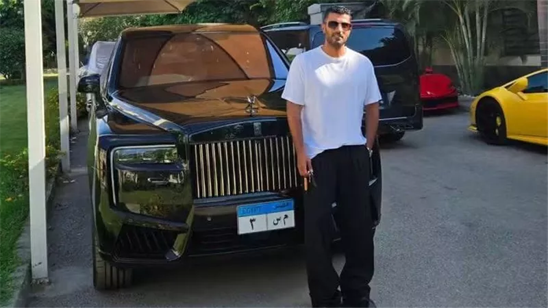 اول حروف اسمه على نمر عربياته.. محمد سامي يلفت الأنظار بصور جديدة