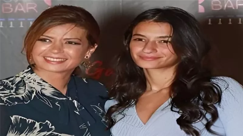 منال سلامة تحسم جدل احتفالية أميرة أديب وأصدقائها: دول زي الإخوات| خاص