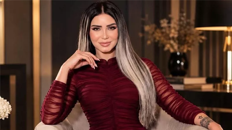 إيناس عز الدين تتألق بإطلالة برجندي في أحدث ظهور لها