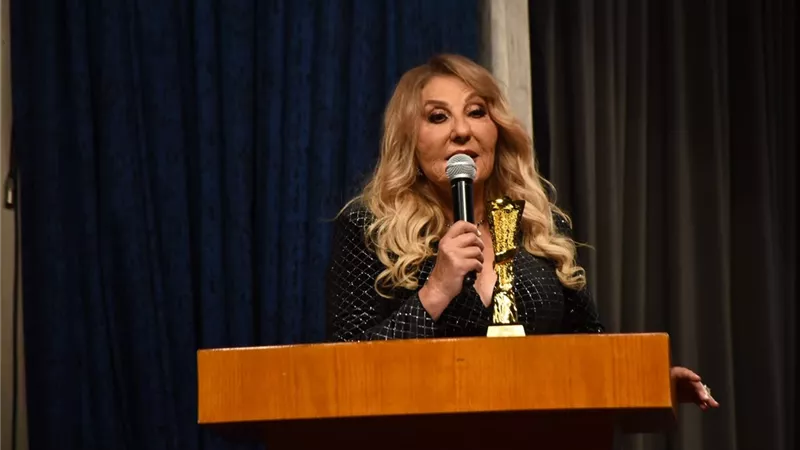 بإطلالة شبابية.. نادية الجندي تتألق في مهرجان القاهرة للسينما الفرنكوفونية