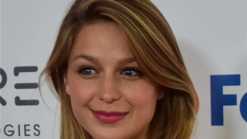 ميليسا بينويست.. رحلة فنية من المسرح إلى لقب Supergirl