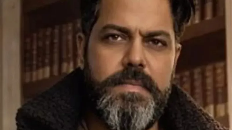 والدة خالد أبو الدهب في العناية المركزة.. الفنان يطلب الدعاء لها