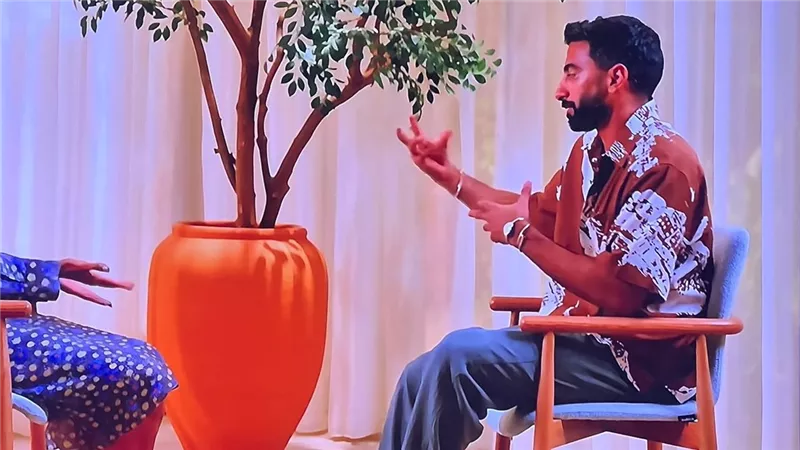 شبشب أنس بوخش يخطف الأنظار.. إطلالة عفوية في ABtalks مع غادة عبدالرازق