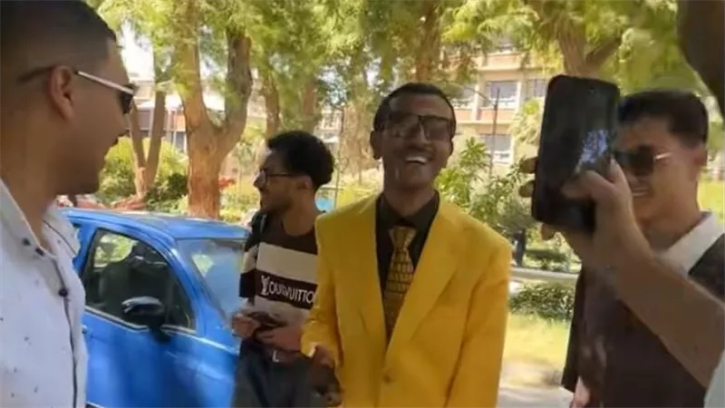على طريقة خلف الدهشوري.. طالب في جامعة أسيوط يعيد إطلالة 
