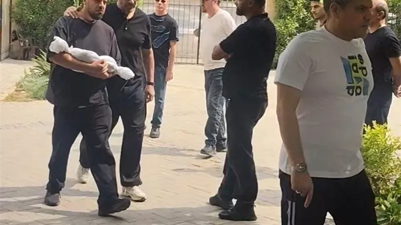 نجل ماجد المصري يحمل جثمان نجله الراحل استعدادًا لصلاة الجنازة بالتجمع الخامس