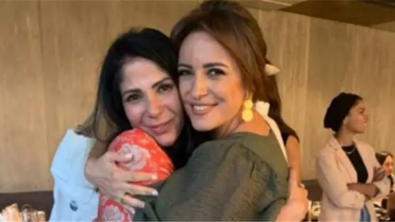 منى زكي لـ ريهام عبد الغفور: اتباركنا بوجودك.. والأخيرة ترد: في أي وقت عشانك يا حبيبتي